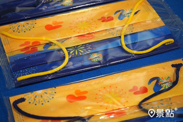 金門縣政府也推出澎湖花火節紀念商品，圖為20週年口罩。（圖 / 景點+ 張盈盈）