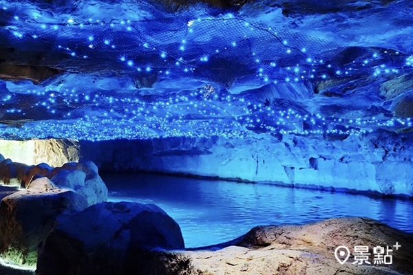 藍河蟲洞水簾光影秘境可步行也可以乘坐電動遊船賞景。