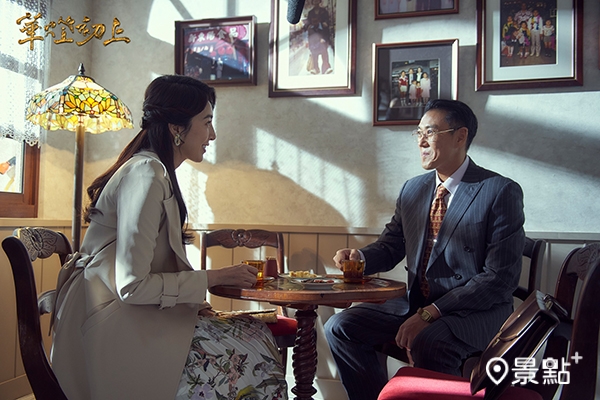 蘇媽媽跟中村先生在咖啡廳討論回日本的伴手禮的場景。（圖／華燈初上）