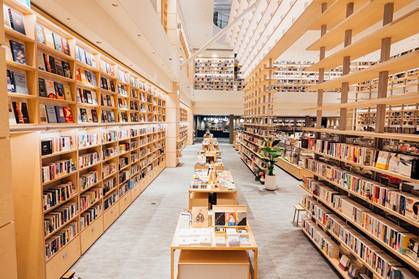 蔦屋書店使用幾何與光線打造靜謐質感的日本美學。（圖 / 大魯閣湳雅廣場）