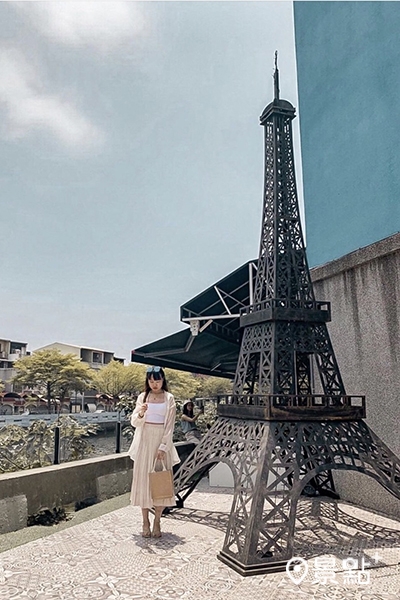戶外擺放著一座迷你版的巴黎鐵塔，看到會忍不住想合照一下。