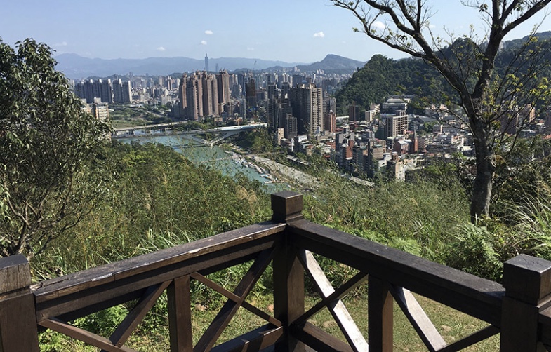 白日和美山步道風光，可以俯瞰碧潭美景、遠眺南港山及台北101。