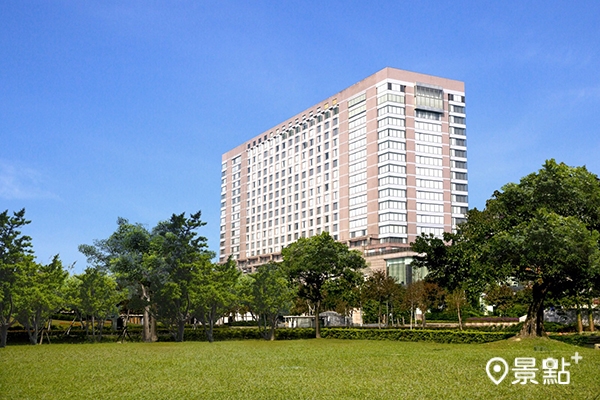 台北晶華酒店前方微中山四號廣場，鄰近林森康樂公園的萬坪綠意包圍。