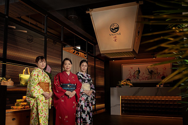 特別導入「日本女將文化」，有如女將般的服務人員穿梭桌席間，為入座後的賓客獻上特製的「迎賓湯」。