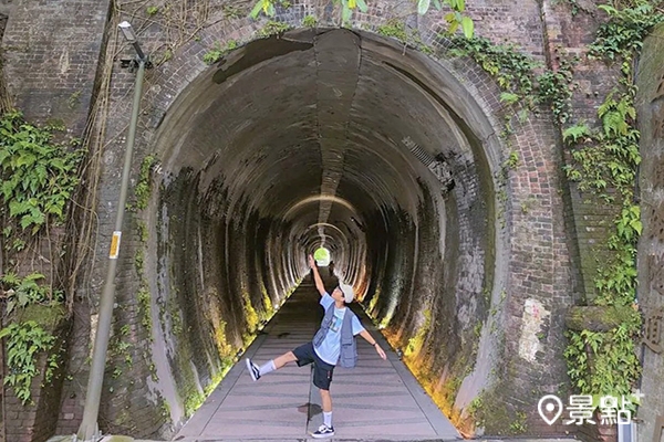 五堵台鐵舊隧道充滿歷史痕跡的的獨特神秘感。 (圖／tw_travel.lg，下同)