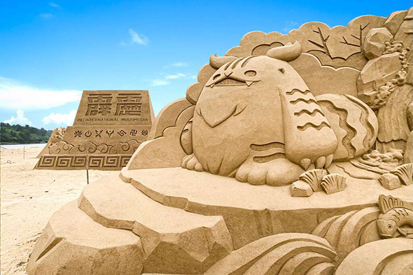 福隆沙雕藝術季打造超可愛Q版神獸「球尾麒麟」。 (圖／福容大飯店，以下同)