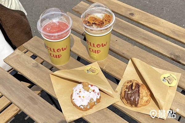 招牌軟餅乾搭配可愛的黃杯裝飲品，光拍時是就有在韓國的感覺。