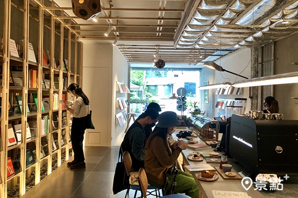 重本書店提供一邊喝咖啡一邊看書的質感空間。