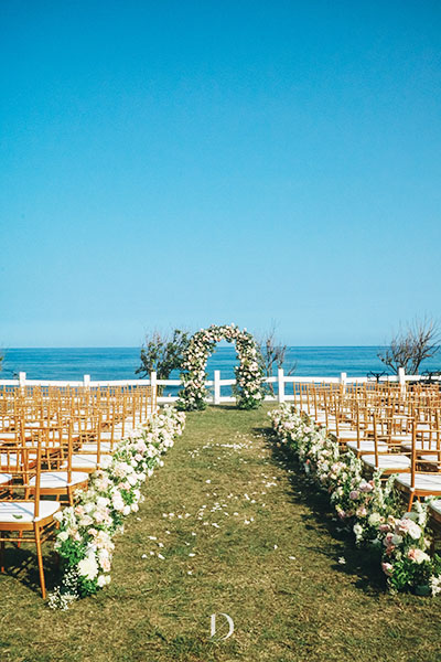 日日旅海草皮上婚禮布置。