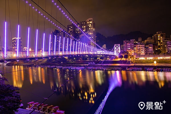 水舞曲目間的空檔展出充滿動感的碧潭吊橋光雕秀。