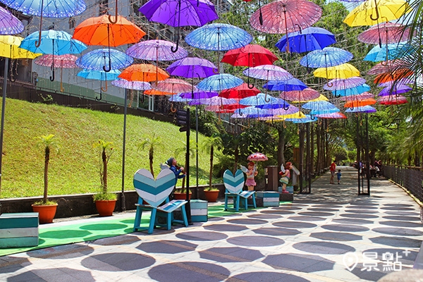 「FUN 閃」打卡專區繽紛的雨傘和浪漫藝術裝置是情侶的最愛。
