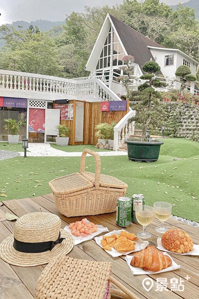 扇平山莊綠地上餐桌很適合吃下午茶。（圖／yuchiaowen，下同）