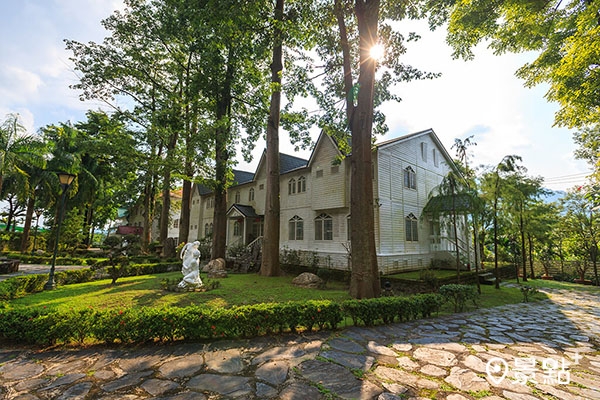 同是白色洋風的住宿樓。（圖／扇平山莊，下同）