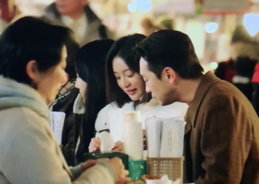美貞與具先生在廣藏市場約會的畫面，出自第15集。