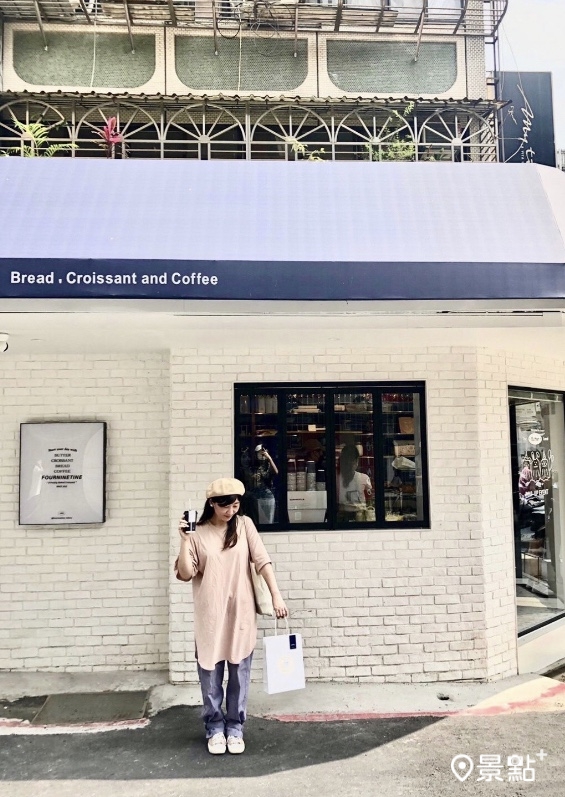 Fourninetine Bakery為藍白色為主的外帶麵包店，韓系店外觀更成為人氣打卡街角。