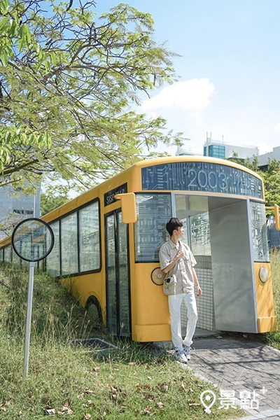 黃色公車造型設計地下通道。(圖／qiuung)