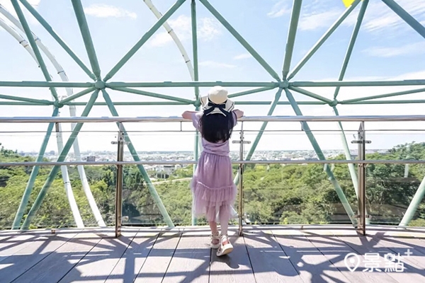 鰲峰玉帶打造幾何建構的美橋設計，走在橋上可以賞景。(圖／aday0530，下同)