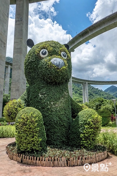 橋聳雲天下的台灣黑熊綠雕。