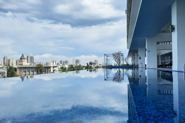 高樓無邊際泳池眺望水景灣、安平古堡。