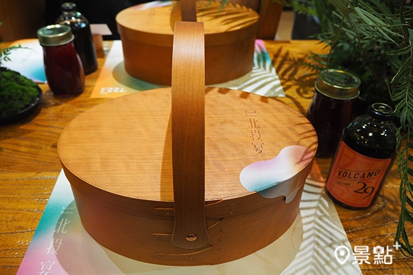 北投宴漂亮的曲木盒優美弧線與質感，令人忍不住想要珍藏。