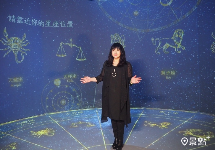 星座專家唐綺陽參與AI占卜展開展，展覽中也「現聲」其中。（圖 / 景點+ 張盈盈，以下同）