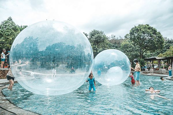 桃米親水公園打造巨型泡泡裝置一起玩水。(圖／山系．桃米親水公園，以下同)