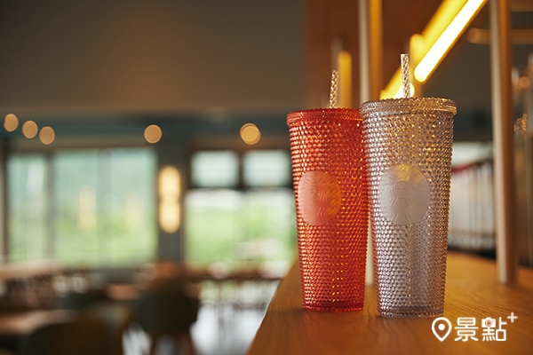 兩款充滿夏日活力的亮橘色與沁涼透明色的Bling TOGO冷水杯。