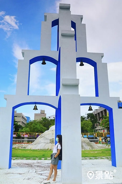 園區內藍白色鐘樓樣式的造景頗有異國風情。(圖／gavinliao75)