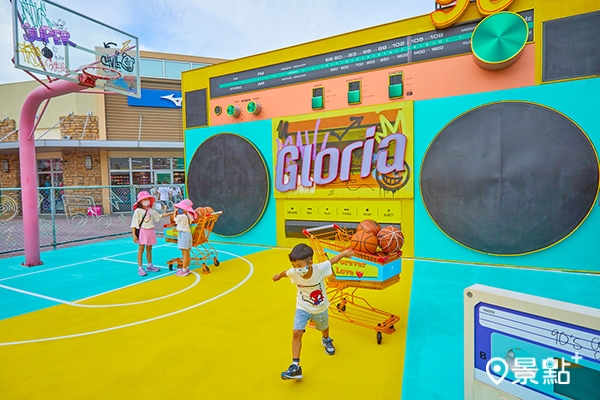 三期廣場「Hiphop嘻哈球場」用黃藍色妝點，展現90年代的青春活力。