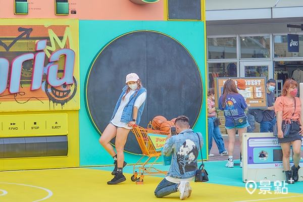 三期廣場「螢光色系籃球購物車」互動拍照。
