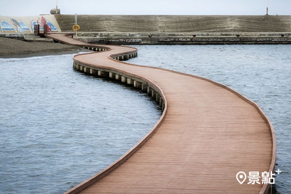 彷彿漫步在海上的彌陀海岸光廊木棧道。(圖／caauthor_hsu)