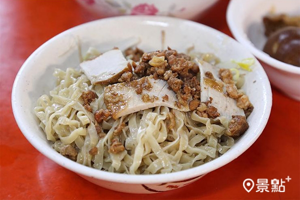 陳其邁市長推薦的阿萬意麵，是三民市場內老字號的美食。店裡一湯匙豬油、一湯匙蒜泥、一湯匙肉燥的黃金比例讓他讚不絕口。