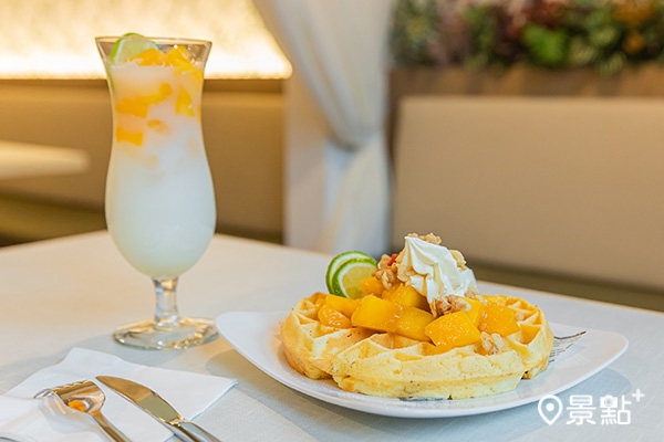 夏季限定芒果甜點「夏戀可爾必思」與「冰紛夏日鬆餅」。