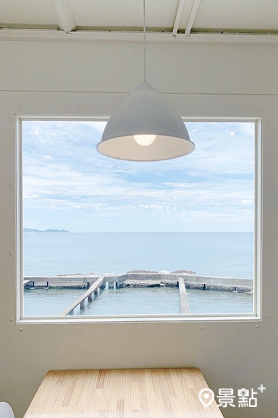看海吃飯的方形海景窗景，吃飯也能拍到美美的畫面。