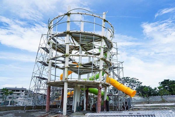 全台最高溜滑梯馬卡龍公園！暑期親子必玩新景點