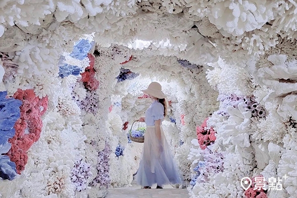 貝殼珊瑚廟的珊瑚隧道，宛如悠遊在海底龍宮。 (圖／yijiun_lee，以下同)