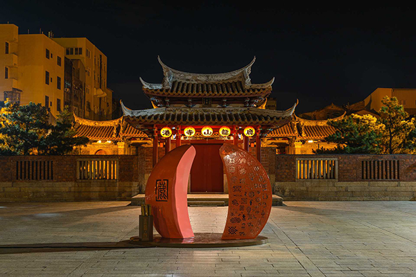 龍山寺前的巨大聖筊。(圖／彰化走讀藝術節，以下同)