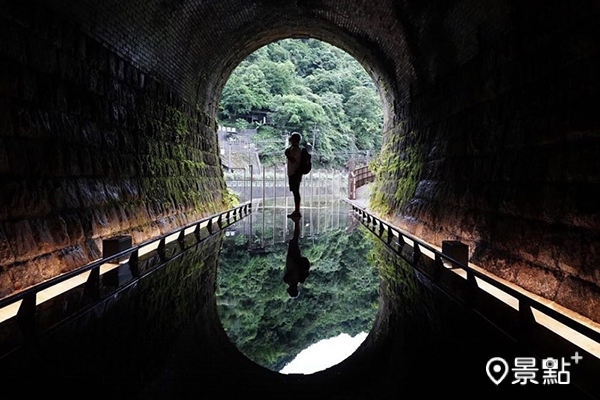 三貂嶺舊隧道自行車道的隧道洞口，可見鏡面水池隧道的絕美景色。 (圖／gold2tw.ig，以下同)
