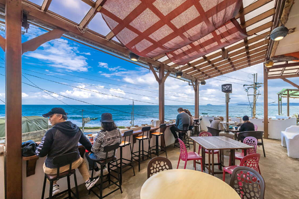 咖啡店二樓的戶外座位區，能看見療闊海景。(圖／新北市政府觀光旅遊局)