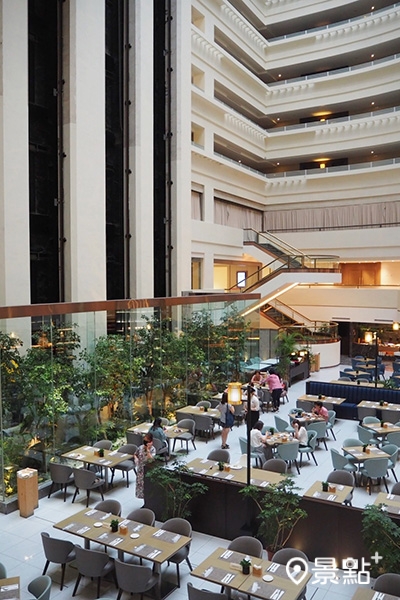 位於飯店一樓的Sunny Buffet 有挑高空間與絕佳的採光。（圖 / 景點+ 張盈盈）