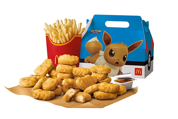 購買「(小)麥當勞分享盒」，可獲得伊布搭配超夢的「寶可夢主題包裝」。