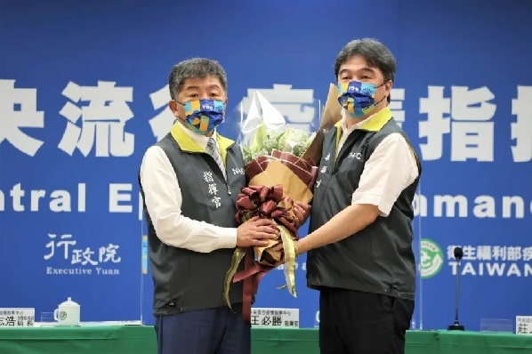 陳時中交接指揮官予王必勝！離開時手帕輕拭眼角揮別910天指揮中心