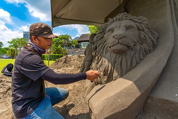 製作過程中從沙雕中跳出的生動獅子。