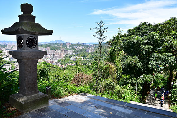 步道登殿後能欣賞大台北市景。