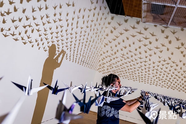 藝術家野老朝雄親自來台佈展並進行「現地創作」，與台灣群眾共創展覽新作「祈福千紙鶴」。