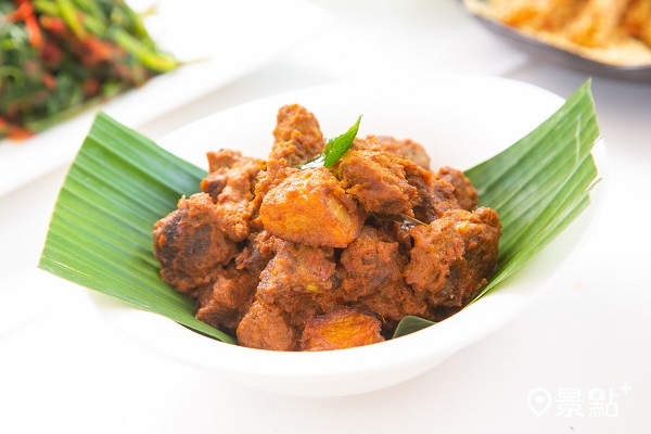 印尼仁當牛肉是印尼國菜，以牛肉、馬鈴薯與多種香料及椰漿一同燉煮，吸收香料滿滿的精華後吃起來軟嫩綿密