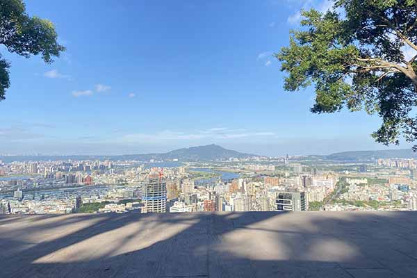 微風平台可以俯瞰台北表演藝術中心、遠眺淡水河和觀音山。（圖／台北工程大地處，以下同）
