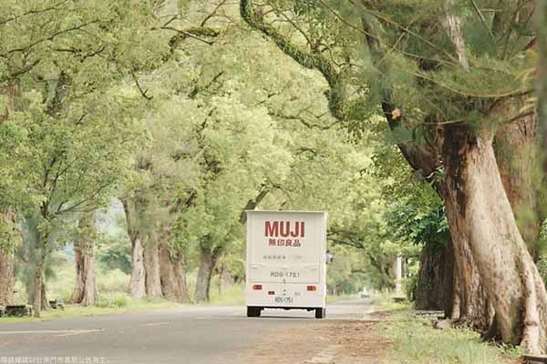 服務車穿梭台東美景之間。(以下照片與影片為情境示意，實際路線以門市公告為主)