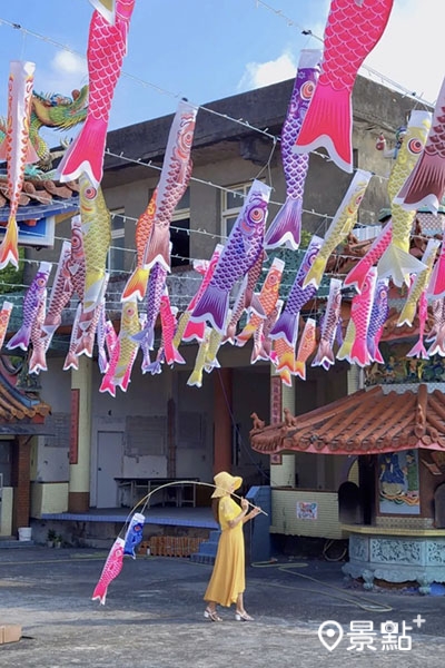 廟方還特地準備手持鯉魚旗，讓遊客拍照。(圖／yijiun_lee，下同)