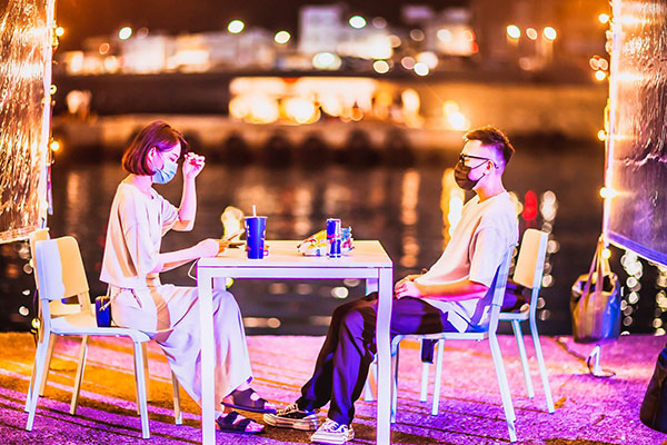 漁港入夜後現場環境充滿浪漫氛圍。